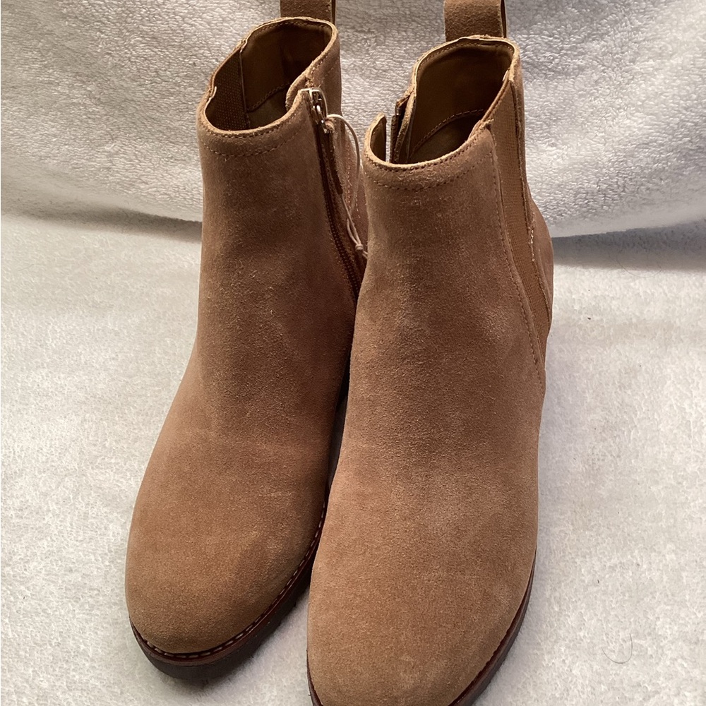 Women’s Evolve ankle boots size 8.5M NEW